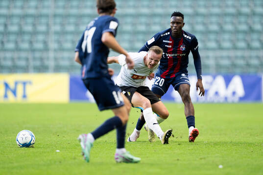 Marius Lode of Häcken and Abdoulie Ceesay of Paide