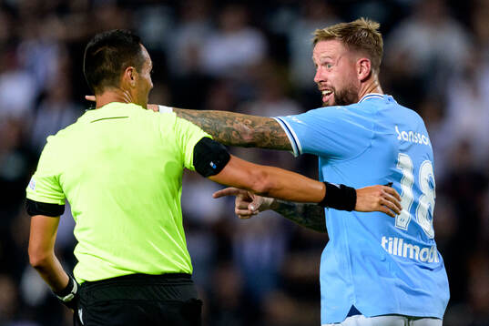 Pontus Jansson of Malmö FF reacts towards referee Marco Di