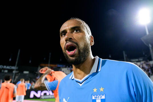 Isaac Kiese Thelin of Malmö FF celebrates