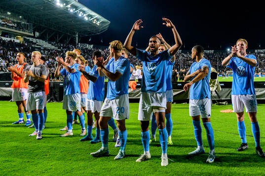 Isaac Kiese Thelin of Malmö FF celebrate