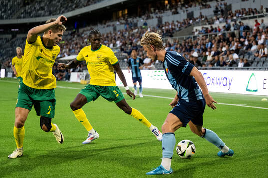 Tobias Gulliksen of Djurgården against Aapo Mäenpää and