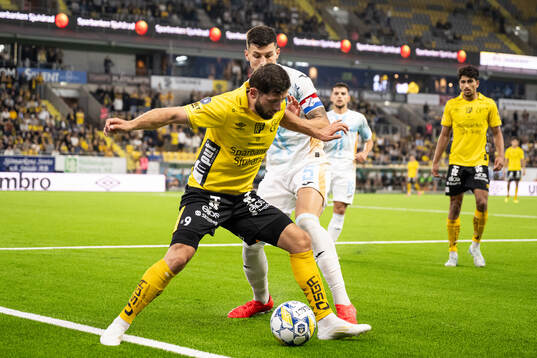 Arber Zeneli of Elfsborg and Niko Galesic of Rijeka
