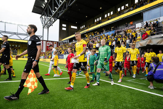 The teams enter the pitch ahead the UEFA Europa League