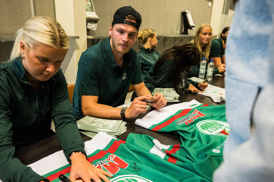 Rögles Calle Själin skriver autografer