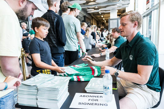 Rögles Anton Bengtsson skriver autografer