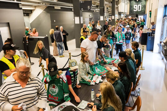 Kö till att få en autograf av Rögle spelarna