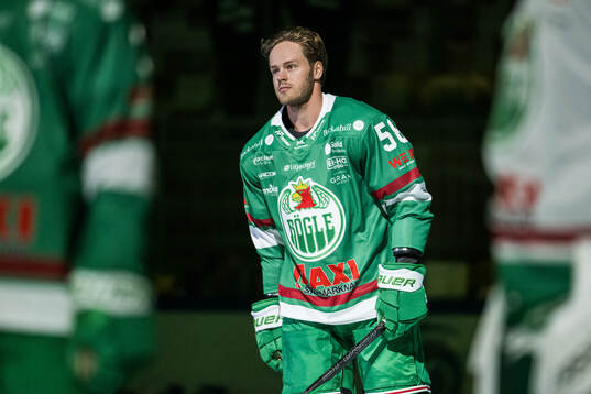 Rögles Filip Johansson infört en ishockey träning