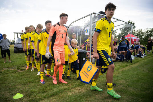 Sveriges målvakt Tex Jeppsson Bergkvist och Vincente