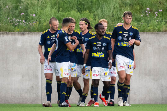 Falkenbergs FFs Melker Nilsson jublar med lagkamrater