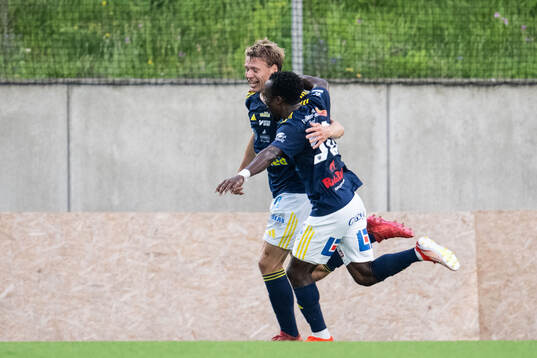 Falkenbergs FFs Melker Nilsson jublar med Wanbe Godwin Aguda