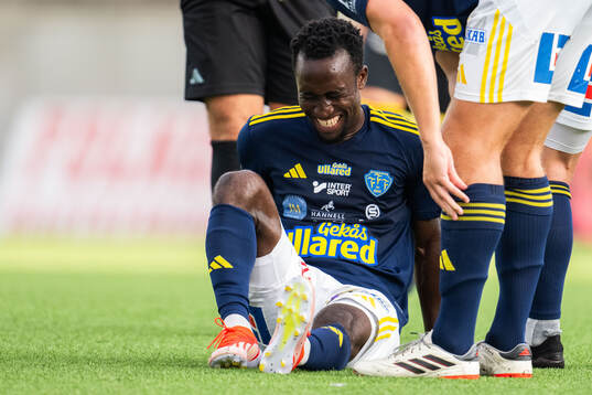 Falkenbergs FFs Wanbe Godwin Aguda har ont