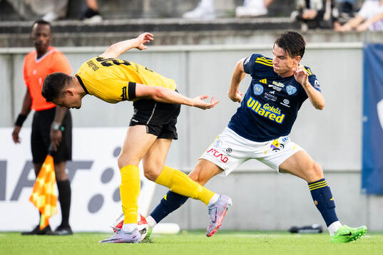 Lund BKs Isak Orajärvi och Falkenbergs FFs Leonardo Farah