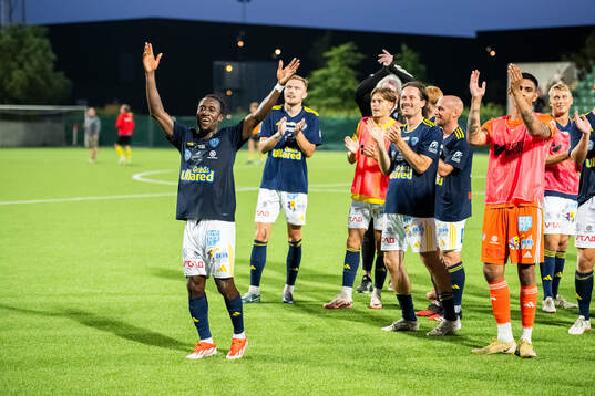 Falkenbergs FFs  spelare jublar