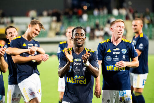 Falkenbergs FFs Wanbe Godwin Aguda jublar