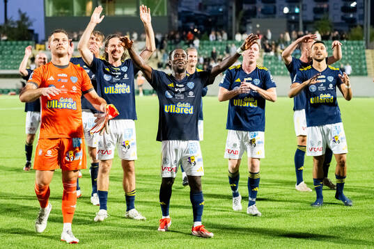 Falkenbergs FFs  spelare jublar