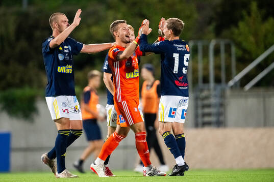 Falkenbergs FFs målvakt Anton Andersson och Oskar Lindberg