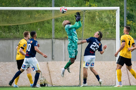 Lund BKs målvakt Lamin Sarr och Falkenbergs FFs Rasmus