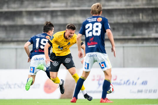 Lund BKs Sebastian Tipura och Falkenbergs FFs Oskar Lindberg