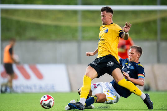 Lund BKs Sebastian Tipura och Falkenbergs FFs Tim Stålheden