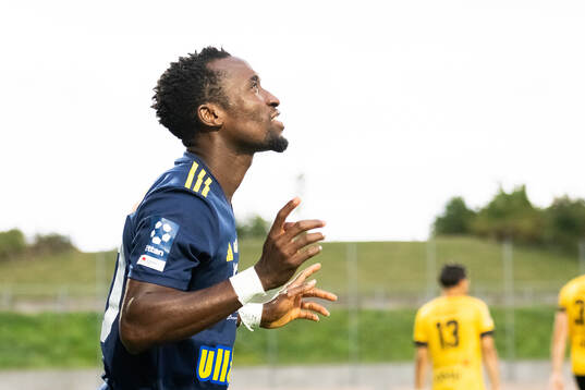 Falkenbergs FFs Wanbe Godwin Aguda ber fotbollsmatchen i