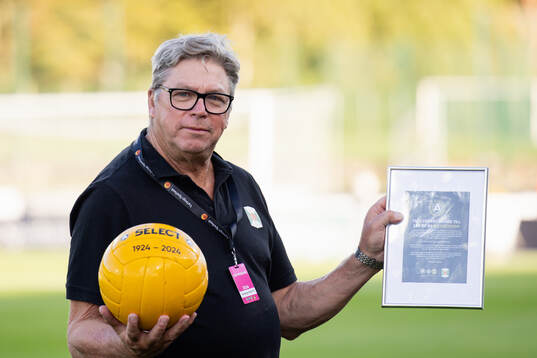 Varbergs ordförande Lars Karlsson med jubileumsbollen