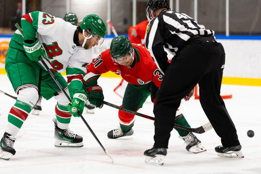 Rögles Josh Dickinson tekar mot Frölundas Nicklas Lasu