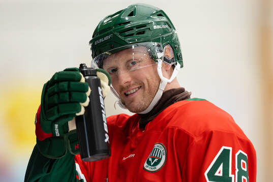 Frölundas Carl Klingberg innan träningsmatchen i ishockey