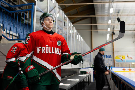 Frölundas Noah Hasa innan träningsmatchen i ishockey