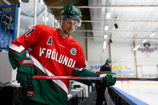 Frölundas Nicklas Lasu innan träningsmatchen i ishockey