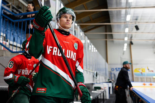 Frölundas Albin Sundin innan träningsmatchen i ishockey