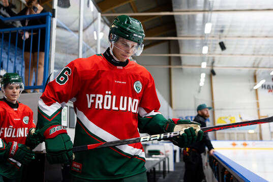 Frölundas Isac Heens innan träningsmatchen i ishockey