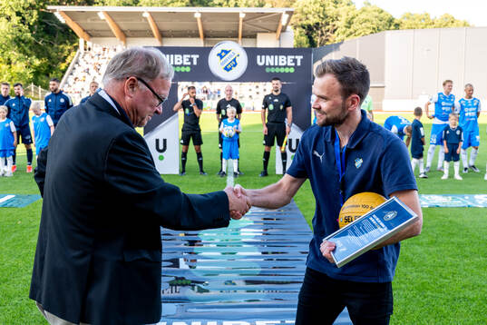 Representanter för SEF delar ut diplom samt en