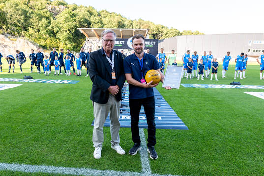 Representanter för SEF delar ut diplom samt en