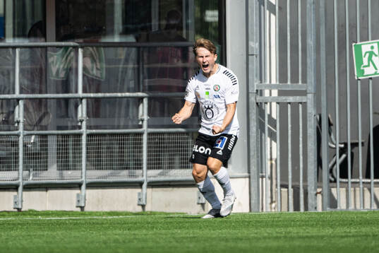 Örebros Victor Backman jublar