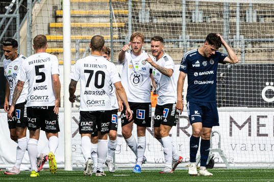 Örebros Karl Holmberg jublar och Gefles Samuel Adrian