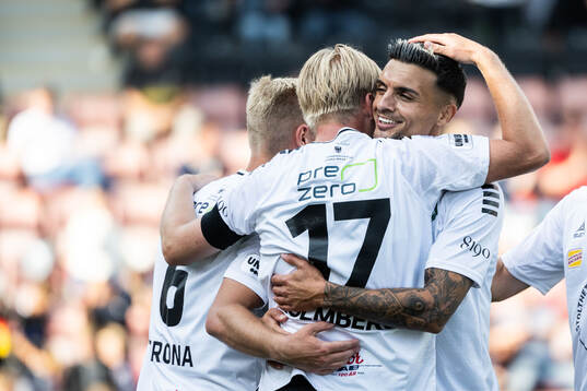 Örebros Karl Holmberg jublar med Ahmed Yasin