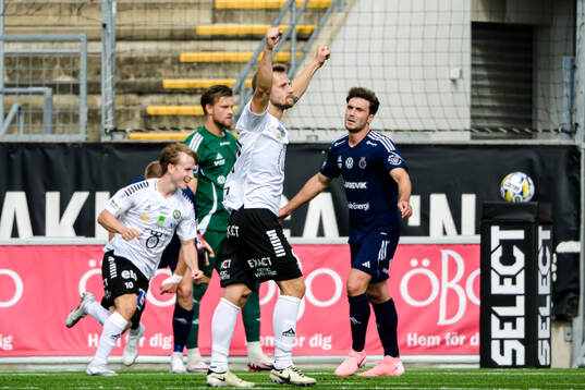 Örebros Erik Andersson jublar