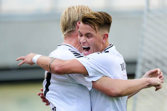 Örebros Karl Holmberg och Tobias Björnstad jublar