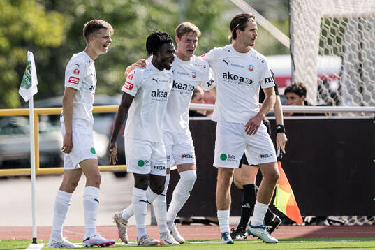 Helsingborgs Benjamin Acquah jublar med lagkamrater