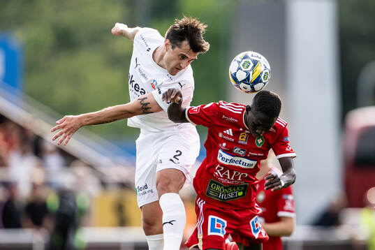 Helsingborgs Jon Birkfeldt och Skövde AIKs Mamadou Ousmane
