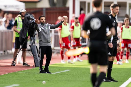 Skövde AIKs tränare Charbel Abraham reagerar