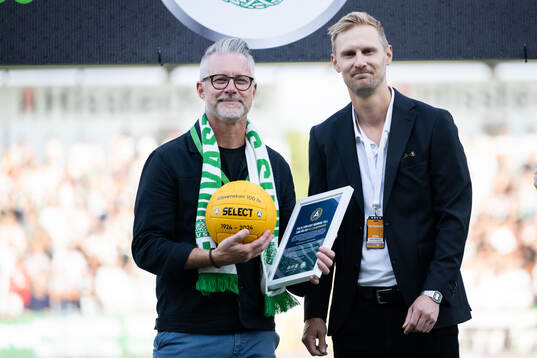 Västerås ordförande Magnus Breitholtz mottar en