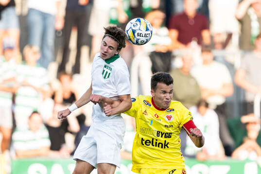 Västerås Max Larsson och Kalmars Simon Skrabb