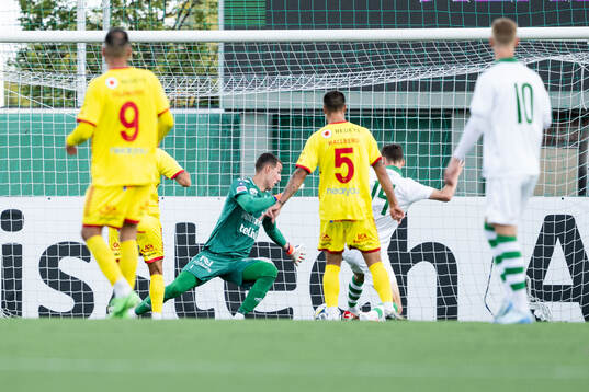 Västerås Viktor Granath gör 1-1 bakom Kalmars målvakt