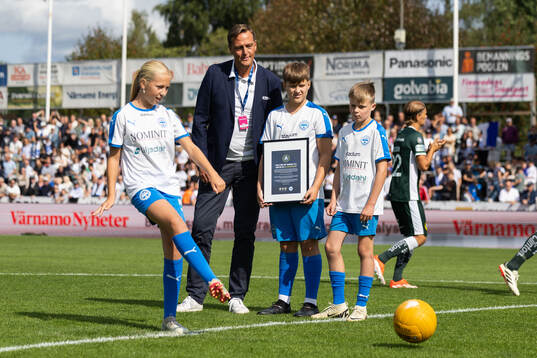 Symbolisk avspark med en jubileumsboll från Svante