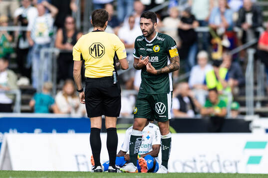 Hammarbys Nahir Besara reagerar mot domare Joakim Östling