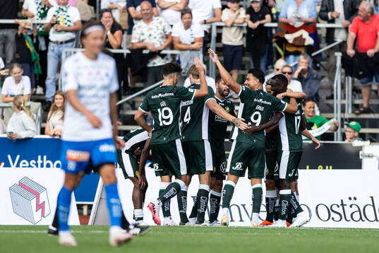 Hammarbys Bouzomana Toure jublar med lagkamrater