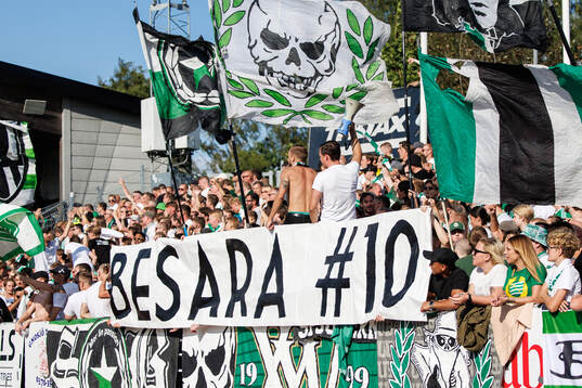 Hammarbys supportrar med banderoll