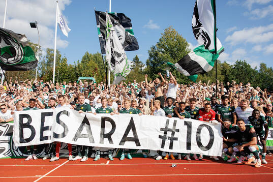 Hammarbys spelare med hyllning till Nahir Besara