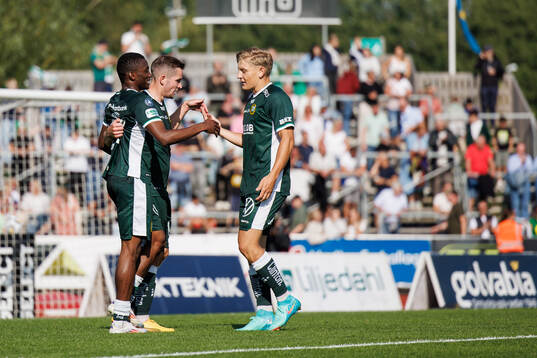 Hammarbys Oscar Johansson Schellhas jublar med laget